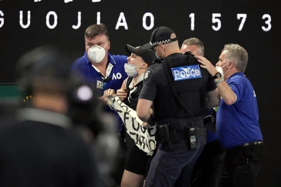 Policías y elementos de seguridad retiraron al sujeto.