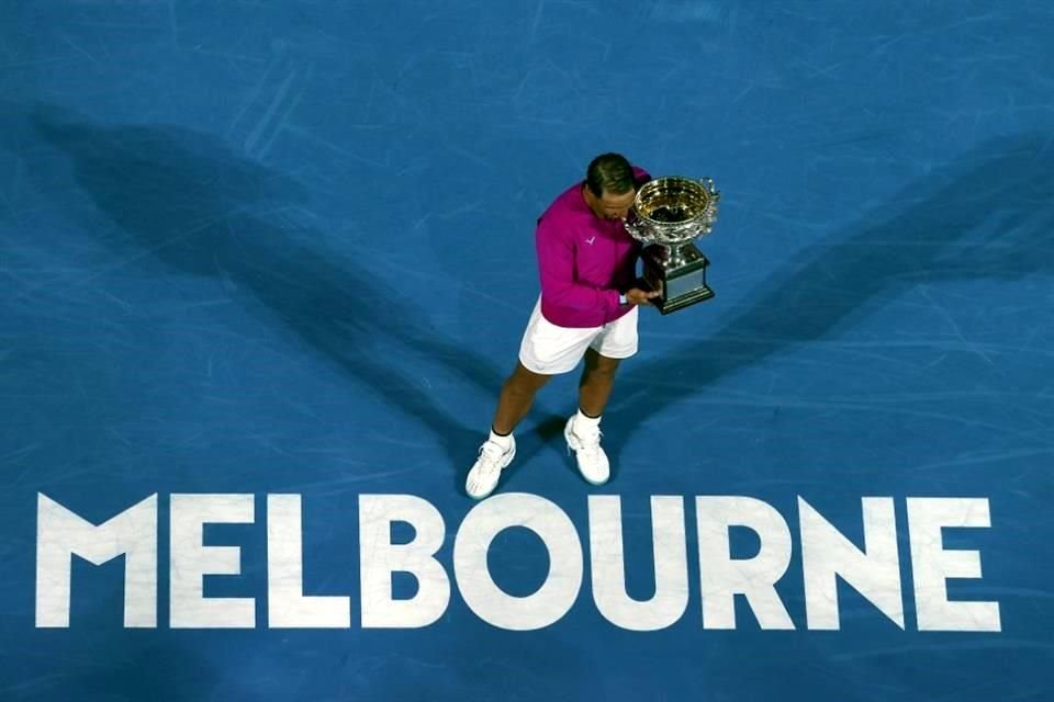 Nadal también alcanzó otro hito en el Melbourne Park al convertirse en apenas el cuarto hombre en la historia que se proclama campeón al menos dos veces en las cuatro grandes citas del tenis.