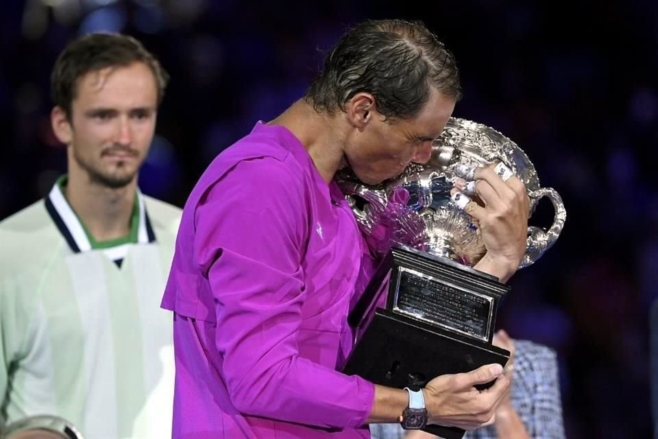 El español Rafael Nadal vino de atrás para derrotar 2-6, 6-7(5), 6-4, 6-4, 7-5 a Daniil Medvedev, y así obtener su Grand Slam número 21.