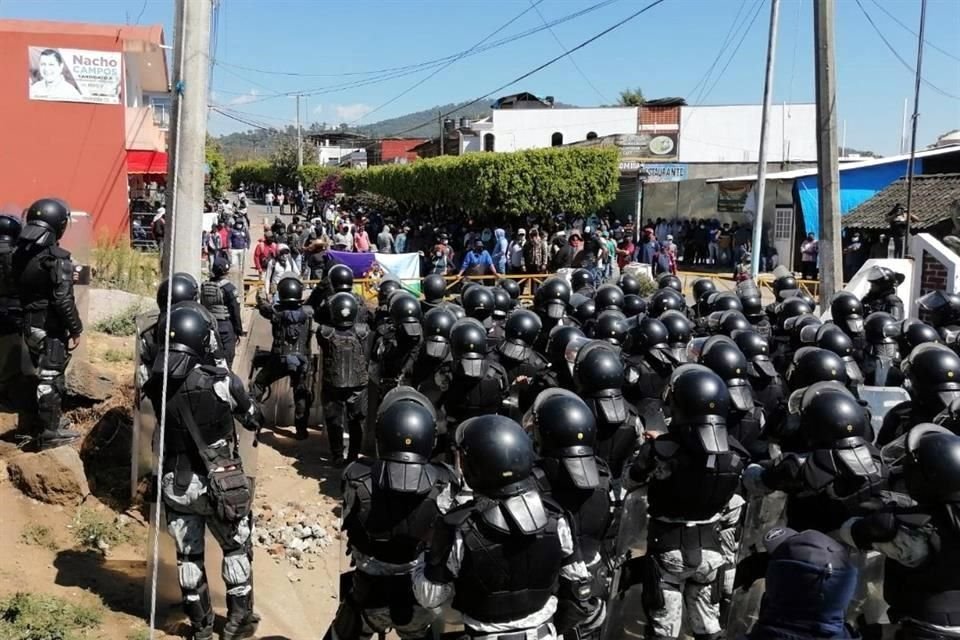 El enfrentamiento se suscitó luego de que la Guardia Nacional impidiera a agremiados de la CNTE tomar vías férreas en Uruapan, Michoacán.