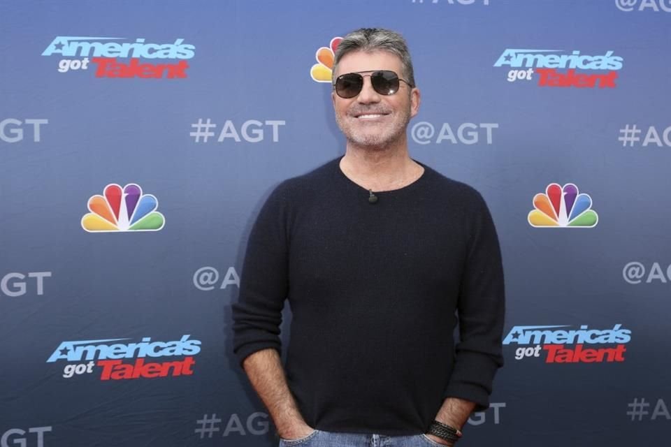 Simon Cowell se rompió el brazo izquierdo en un accidente en bicicleta mientras paseaba por Londres.