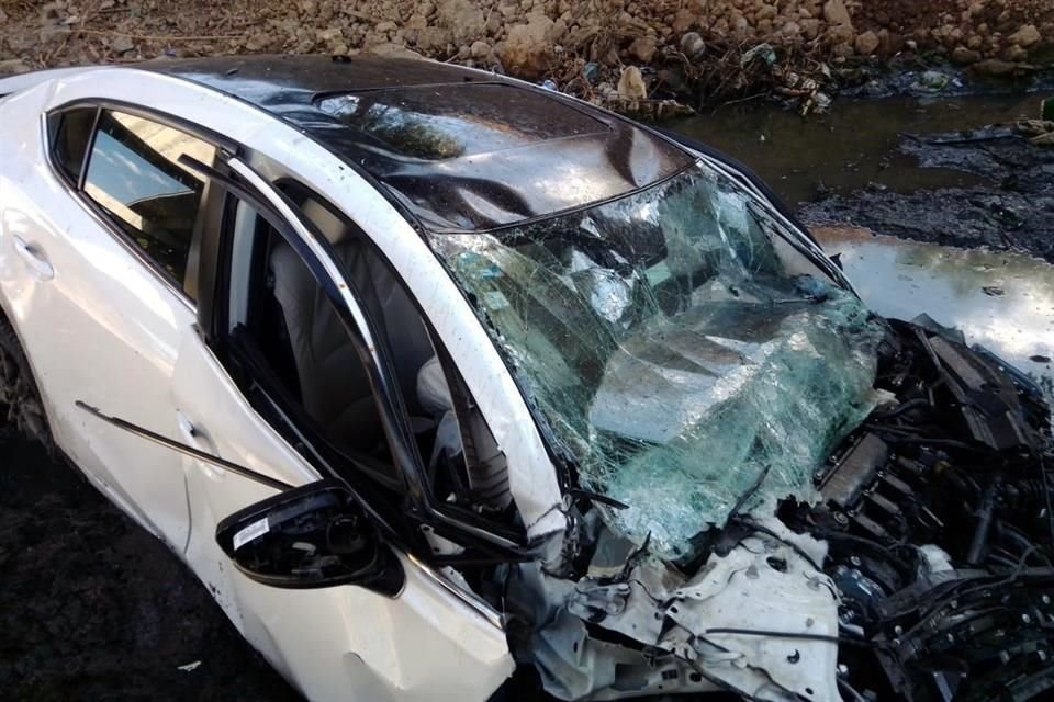 Primeros reportes señalan que el automovilista perdió el control de su vehículo desde que chocó contra un muro de contención y por eso, cayó al vacío.