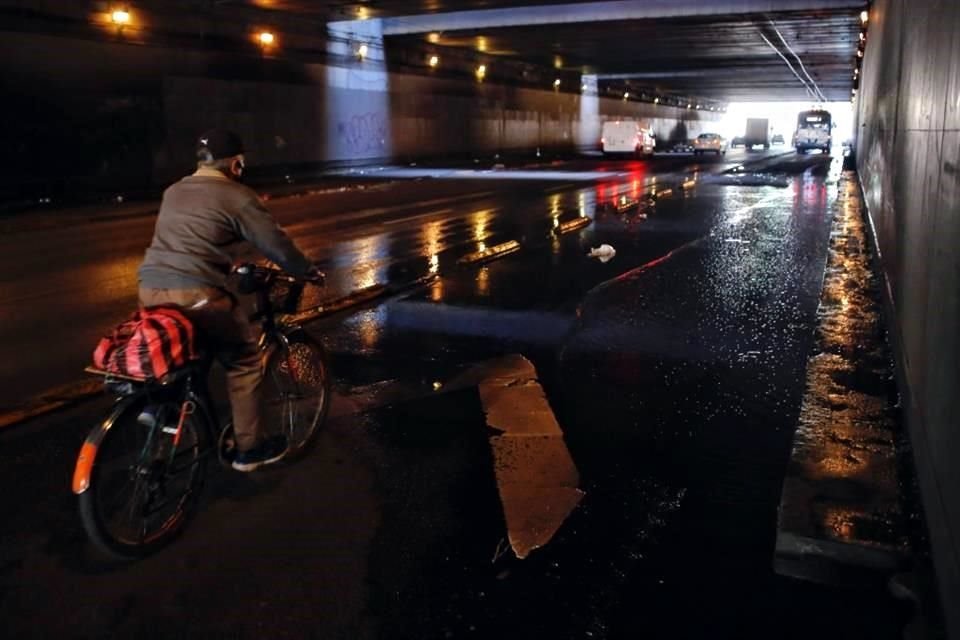 El carril de Bus Bici se encuentra visiblemente bacheado, lleno de zanjas y gravilla que deja el pavimento desecho.