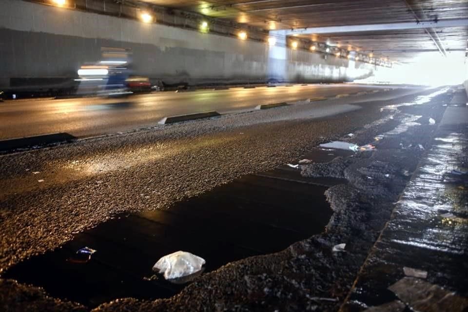 En la vía, casi al centro del bajopuente, hay una parte cubierta totalmente por agua y para los ciclistas es imposible saber que hay ahí.