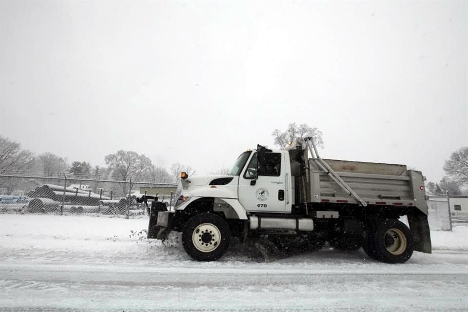 Un camión del Gobierno en Jackson, Michigan, remueve la nieve de las calles.