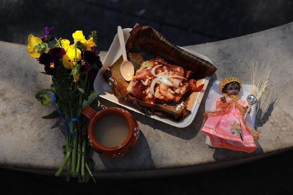 'El año pasado estuvimos un poco tristes y encerrados pero esta vez quisimos celebrar viniendo a comer tamales', señaló Gloria Mejía, quien acudió a la feria.