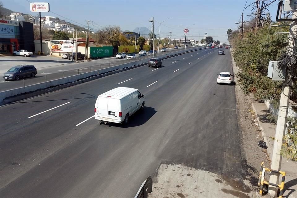 En los 2.5 kilómetros de la primera etapa, en el sentido a Garza Sada, se observó que sólo falta la delimitación de un carril con el acotamiento y el retiro de material en las orillas.