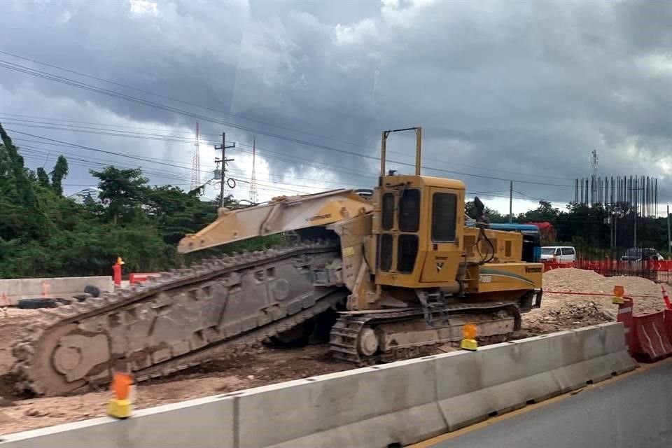 Obra sobre la carretera Cancún-Tulum, a la altura de Playa del Carmen, que fue cancelada.