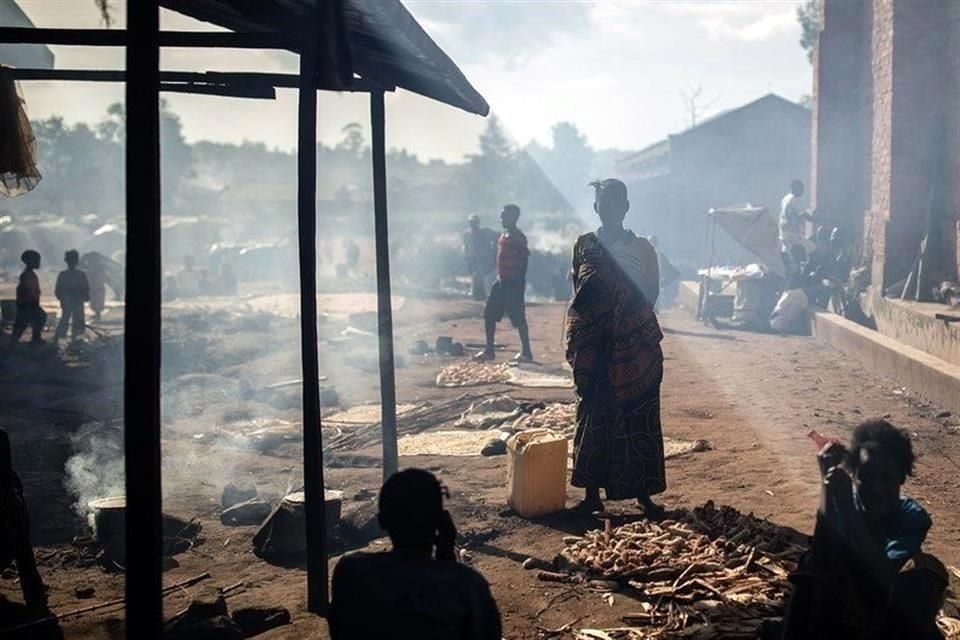 Familias se refugian en una iglesia que se utiliza como sitio temporal para desplazados internos en Ituri, en el Congo.