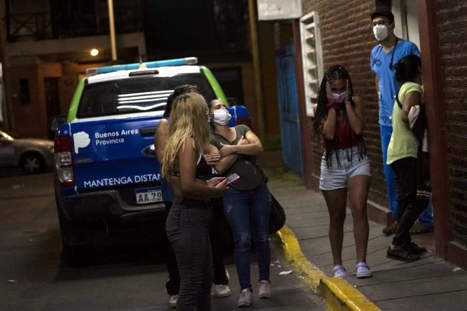 Familiares de las personas intoxicadas con la cocaína presuntamente adulterada lloran tras hablar con doctores en Buenos Aires.