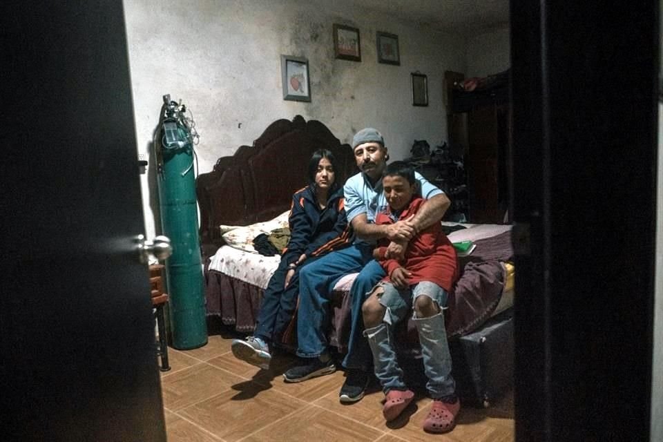Ramírez con dos de sus hijos, Nathaly y Guillermo