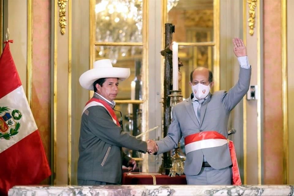 El Presidente Pedro Castillo saluda al nuevo Primer Ministro Héctor Valer, el pasado martes en Lima.