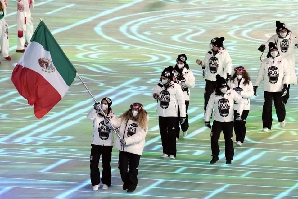 Donovan Carrillo y Sarah Schleper portaron la bandera mexicana en la ceremonia.