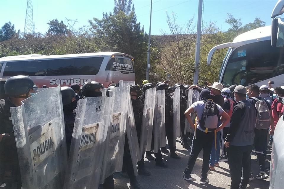 Guardia Nacional y policía estatal resguardan una caseta de normalistas que afirman, buscaban protestar por sus 43 compañeros de Ayotzinapa.