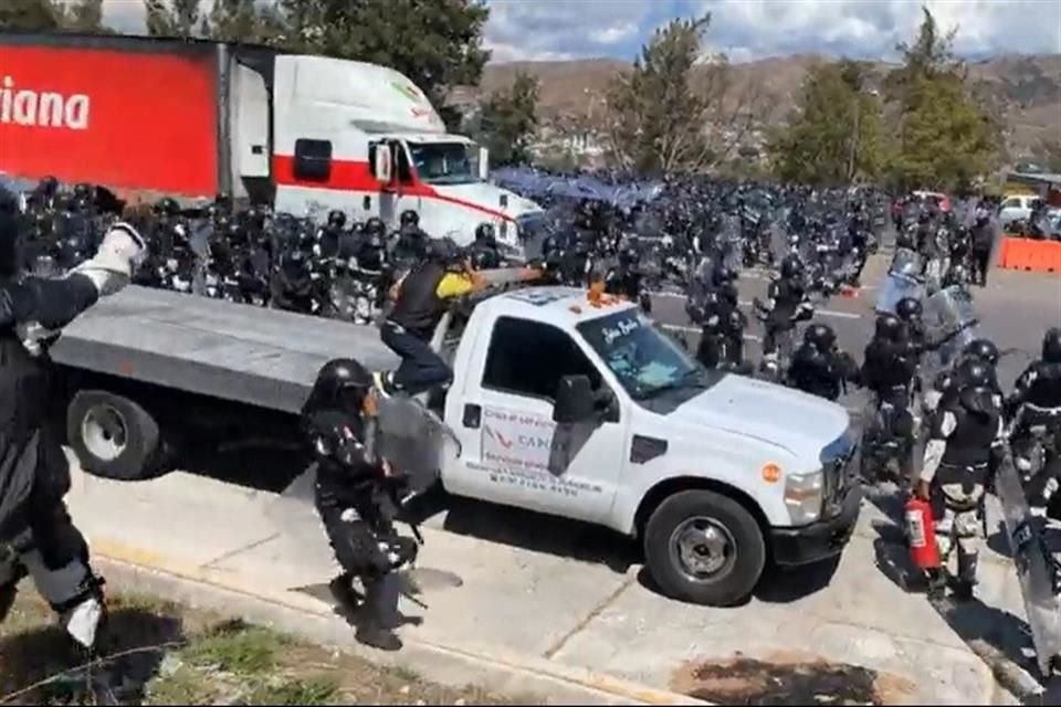 Estudiantes de Ayotzinapa echaron el camión de carga a los elementos de la GN.