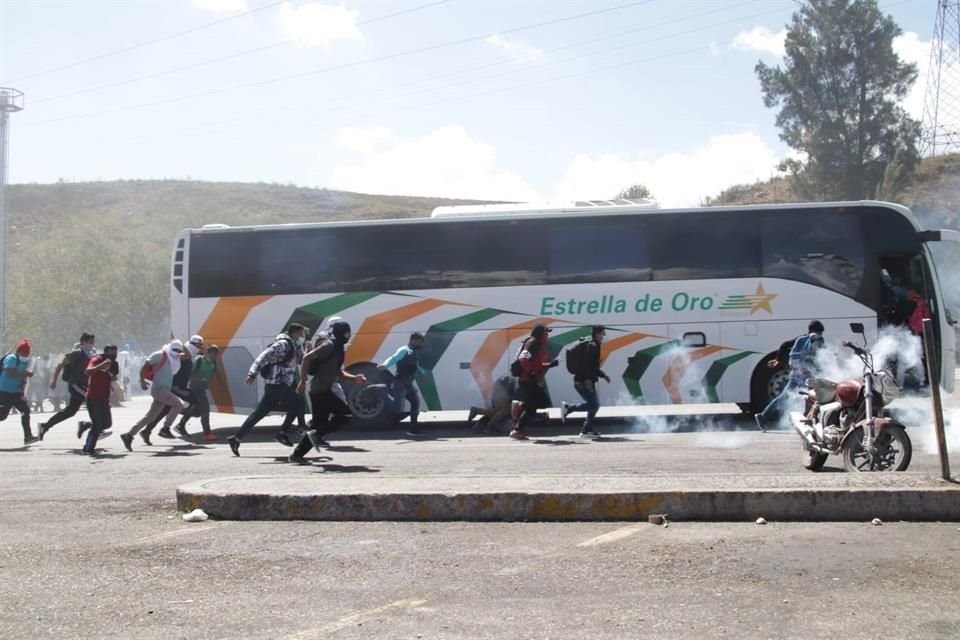 Estudiantes dispersados con gases.