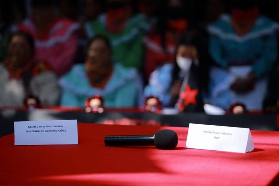 Este viernes, a las puertas de la sede del INPI, en Xoco, ocupada desde octubre del 2020 por la Comunidad Otomí de la CDMX, los manifestantes aguardaron infructuosamente la llegada del titular del INPI y del Secretario de Gobierno capitalino.