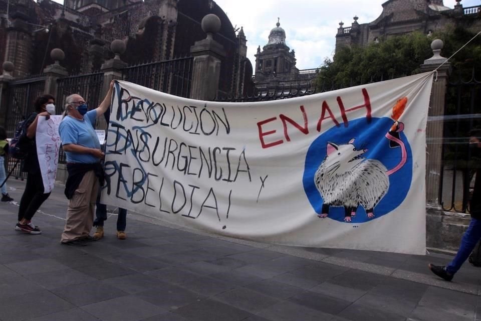 El conflicto se recrudeció cuando el pasado 29 de diciembre se hizo público que, por políticas de austeridad, el INAH instruía a la Escuela a no recontratar a su personal eventual.