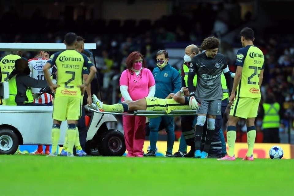 Sebastián Cáceres salió lesionado del hombro derecho. Fue llevado al hospital.
