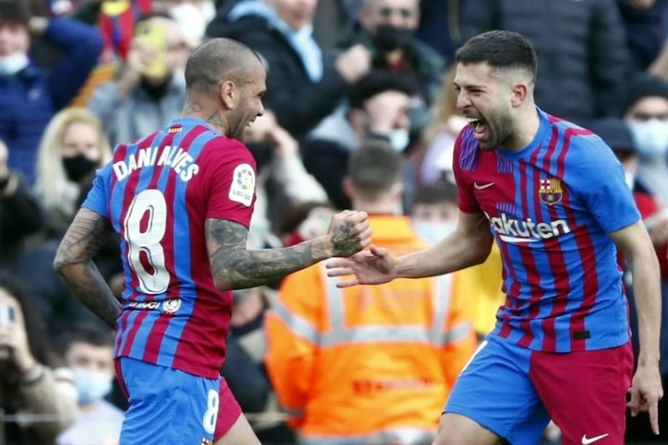 Jordi Alba prendió de volea un centro de Alves y puso el balón en el ángulo.