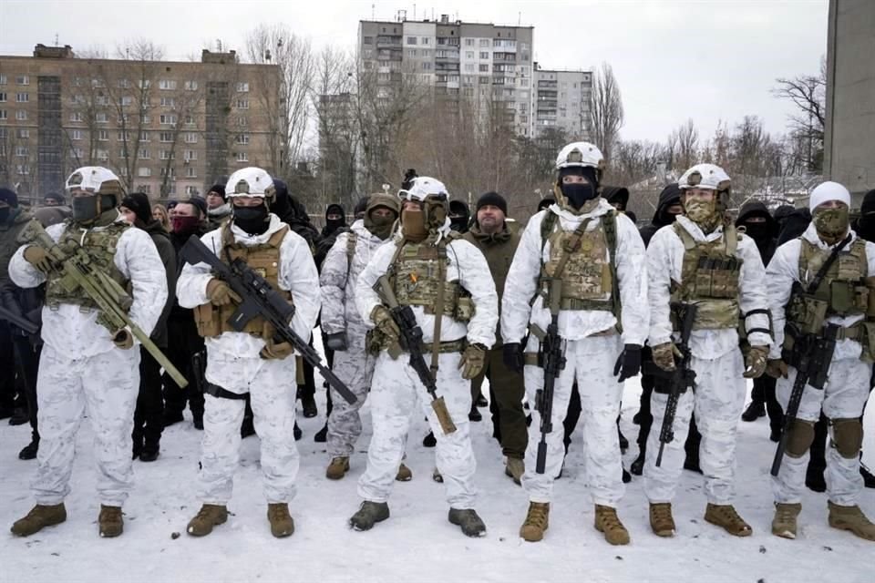 Residentes ucranianos asisten a un entrenamiento militar cerca de Kiev, capital del país.