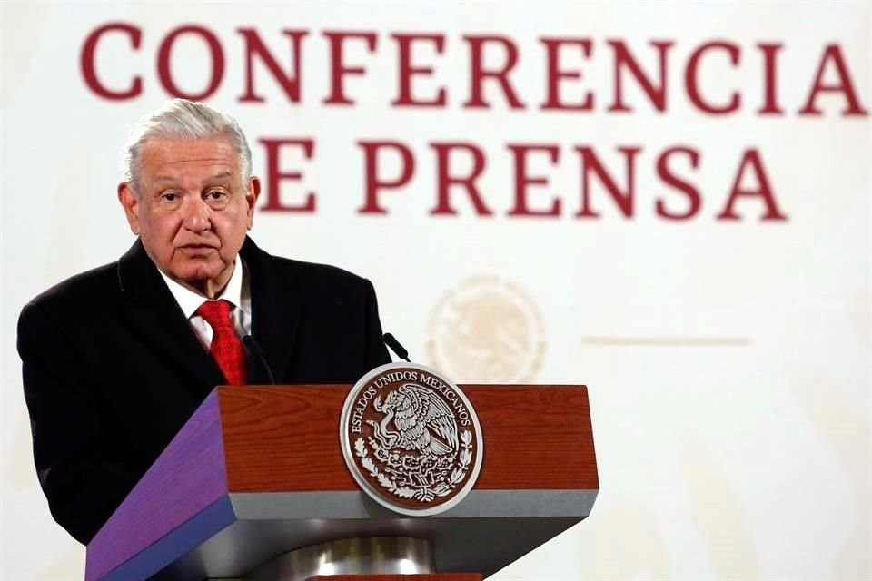 AMLO llamó a los normalistas a deponer su actitud, les pidió que no le hagan el juego a la derecha e incluso urgió la ayuda de los padres de los jóvenes para calmarlos.