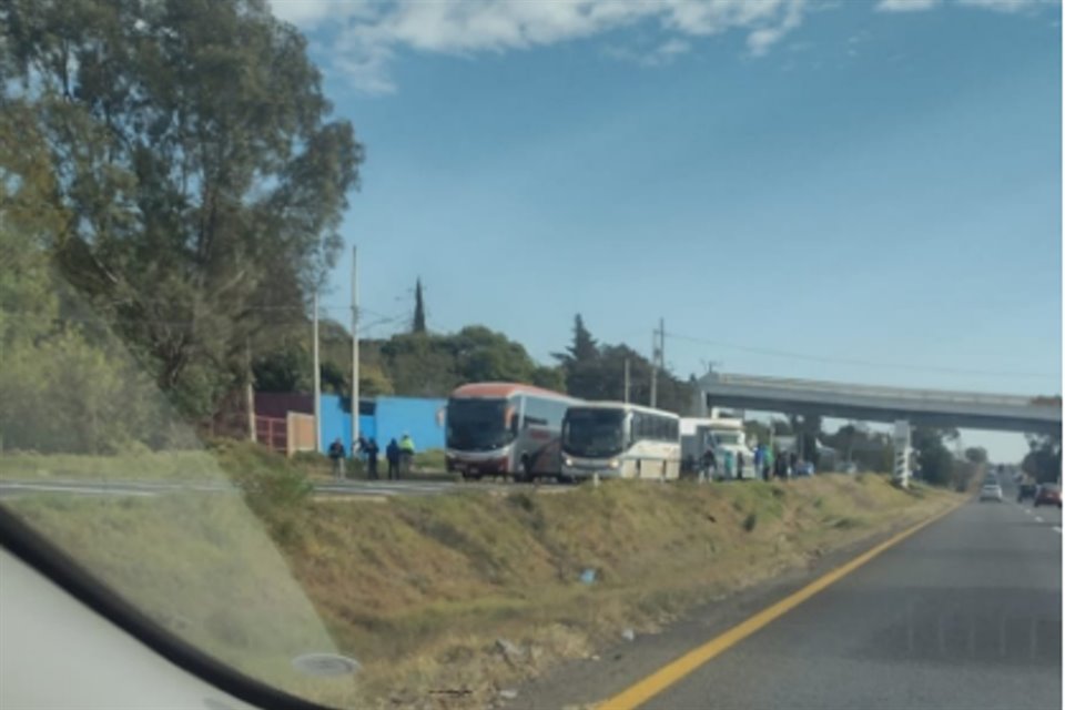 Michoacán registró este lunes la toma de tres autobuses por parte de normalistas.