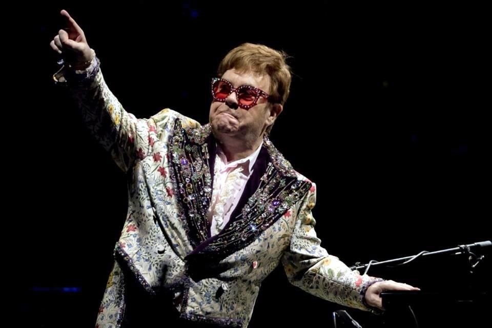 El cantante Elton John anunció este lunes que sí realizará de forma presencial su tradicional fiesta post-Óscar para ayudar en la lucha contra el SIDA.