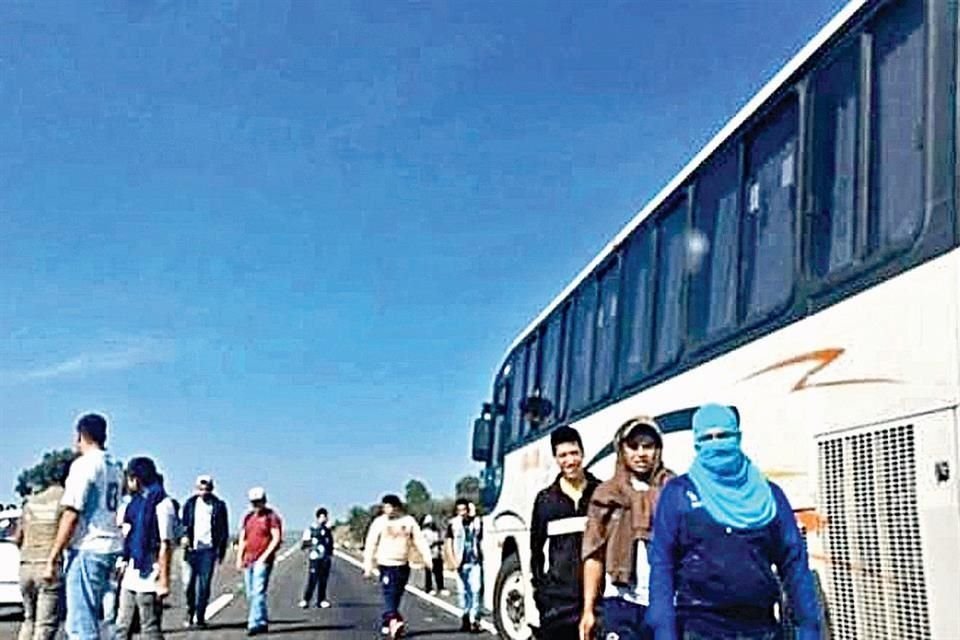 Estudiantes de la Normal Rural 'Vasco de Quiroga', en Michoacán, se apoderaron de tres autobuses de pasajeros.