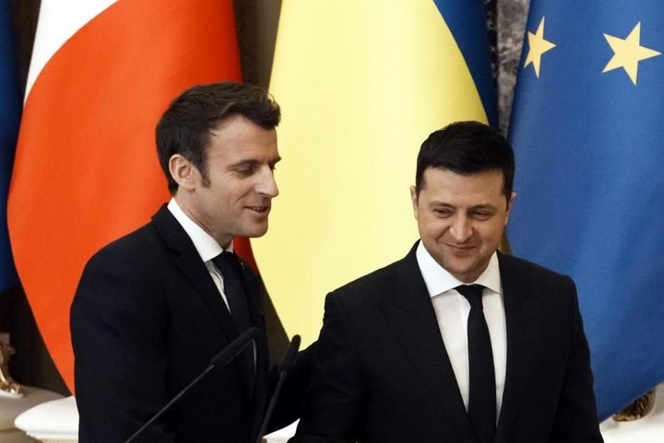 El Presidente francés, Emmanuel Macron, con su contraparte de Ucrania, Volodymyr Zelensky.