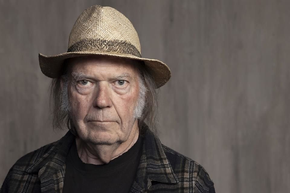 Neil Young invitó a los trabajadores de Spotify que dejaran la empresa luego de su riña contra la plataforma por el podcast 'Joe Rogan Experience'.