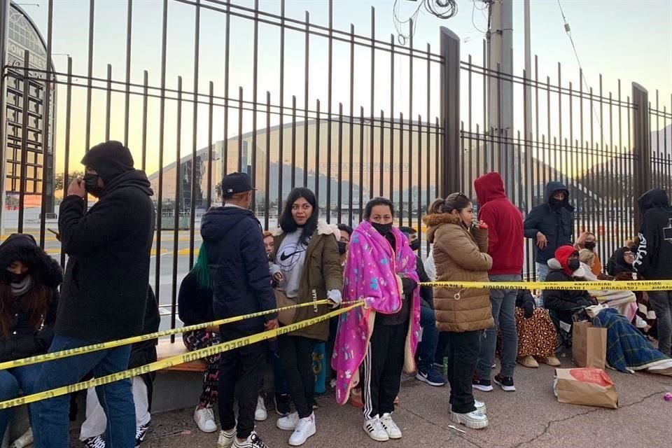 Los fans de Bad Bunny esperan esta mañana la apertura de taquillas en la Arena Monterrey.