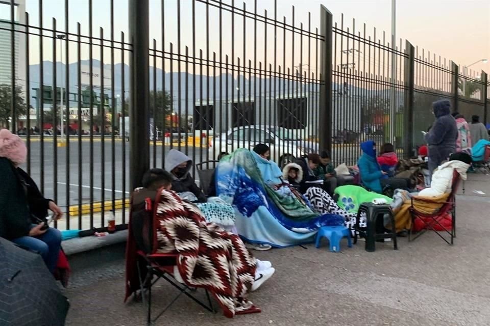 Durante las últimas horas la incertidumbre se apoderó de muchos fans que estaban en la fila, ante la duda sobre si alcanzarían boletos.