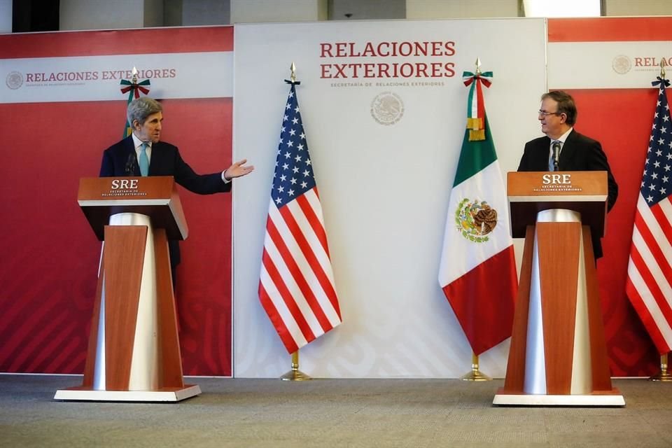 El enviado de Biden y el Canciller Ebrard en conferencia.