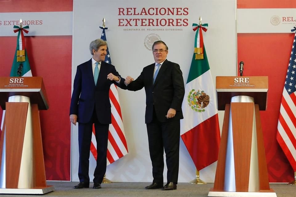 John Kerry y Marcelo Ebrard chocan los codos.