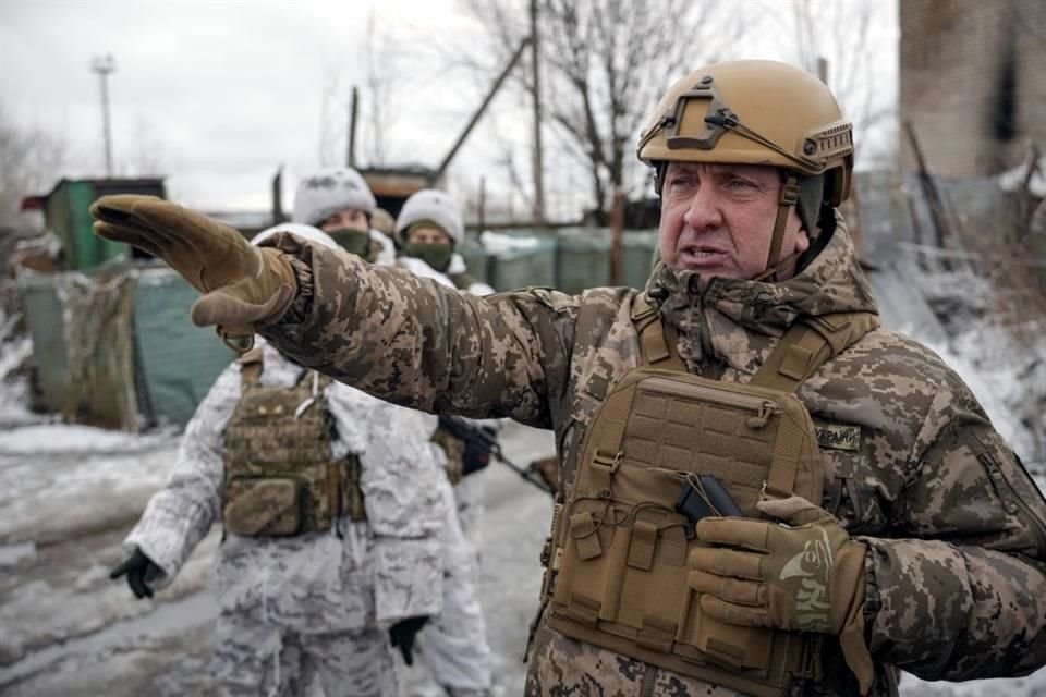 El general Oleksandr Pavliuk, comandante de las Fuerzas de Operación Conjuntas de Ucrania, durante una visita a la línea de frente de Avdiivka.