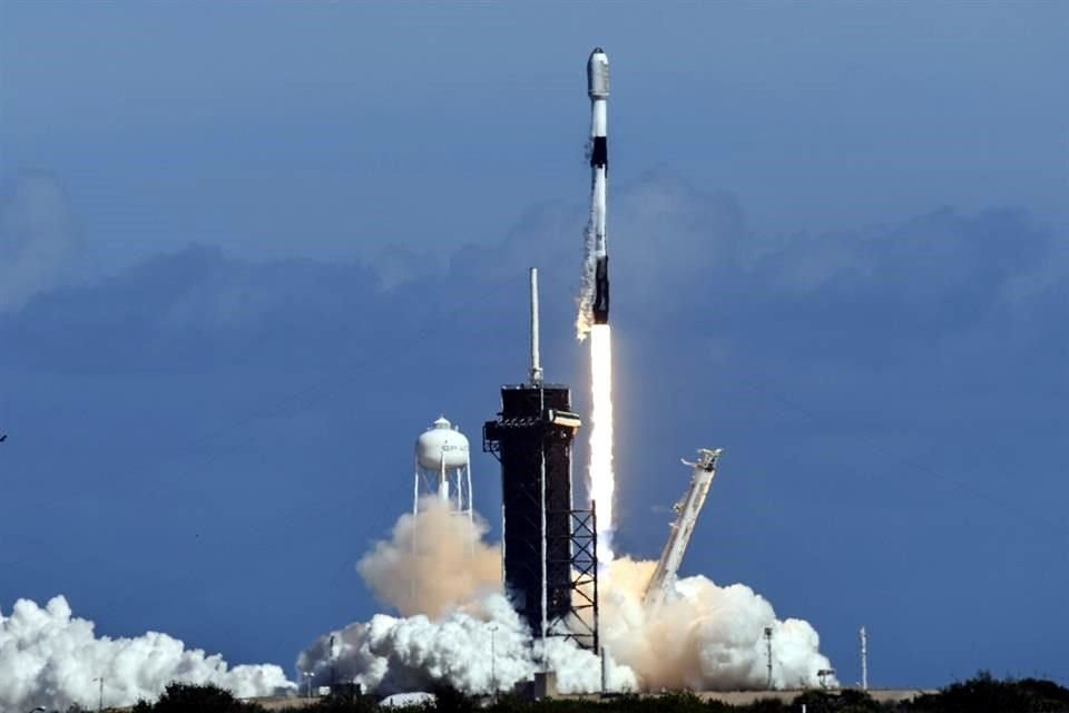 Imagen del lanzamiento de la red Starlink el pasado 3 de febrero desde el Kennedy Space Center de Florida.