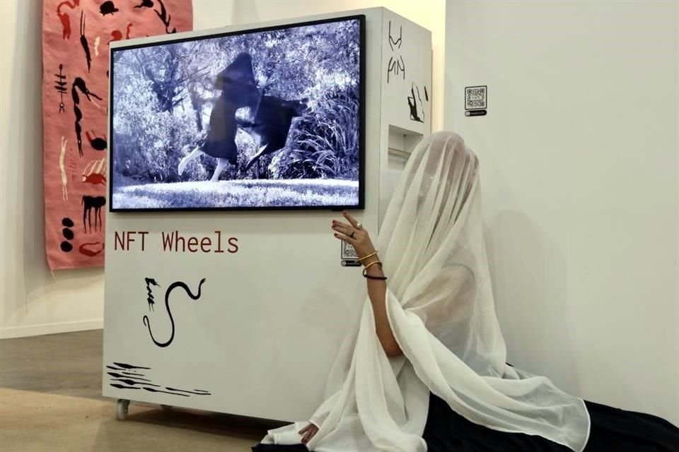 Como parte de las propuestas NFT, una mujer   arrastraba por los pasillos una pantalla con extractos del cortometraje 'Las plañideras', de Nicolás Guzmán.
