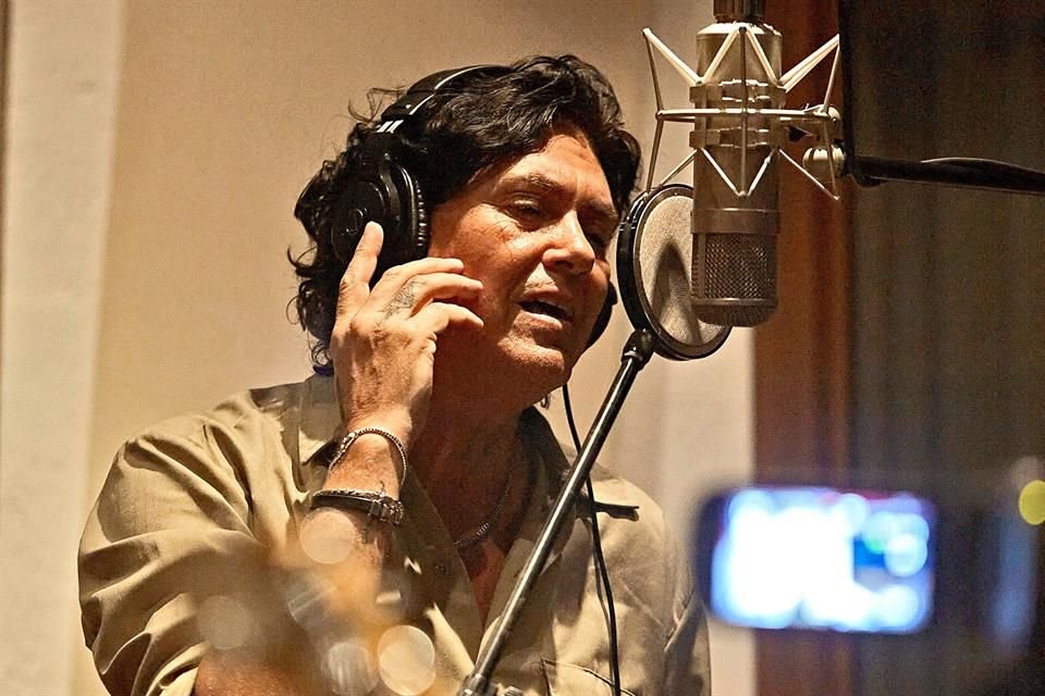 Saúl Hernández celebra la salida del sencillo 'Solo Eres Tú'.