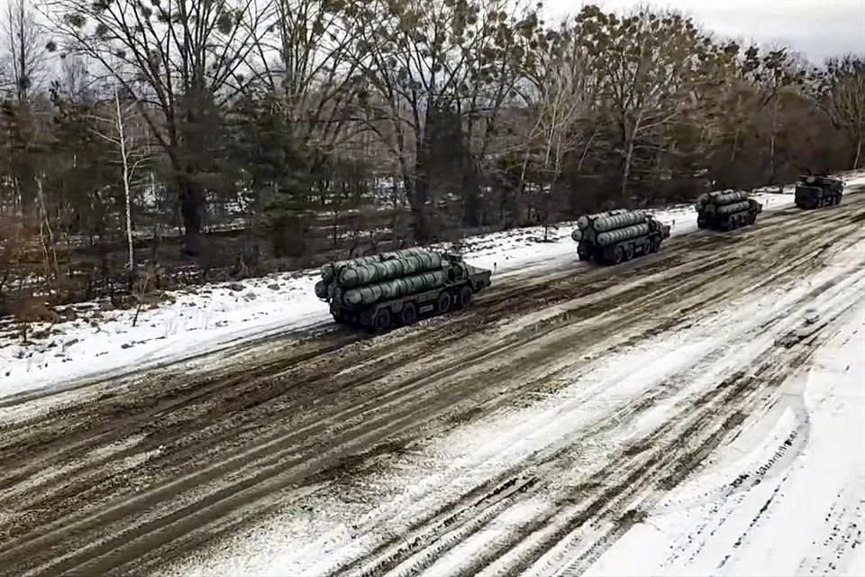 Equipos de combate rusos conducen por Bielorrusia durante ejercicios militares conjuntos.