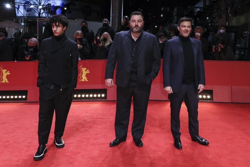 Los artistas Khalil Gharbia, Denis Menochet y Francois Ozon impresionaron a público y fotógrafos al posar juntos en la alfombra roja.