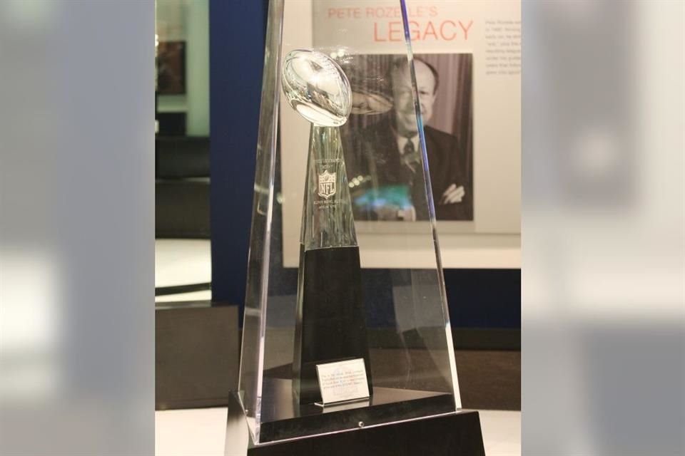 Con el nuevo Trofeo Vince Lombardi para el Súper Bowl LVI, Tiffany & Co. marcó su año 55 colaborando con la NFL en la hechura del premio.