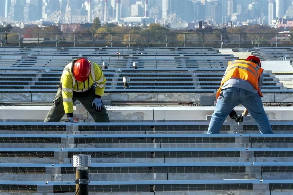 Entre los objetivos de la orden presidencial están promover mercados laborales inclusivos y los derechos de los trabajadores.