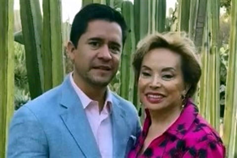 En un video, Elba Esther Gordillo y su abogado Luis Lagunas anunciaron que se casaron; 'soy plenamente feliz', dijo la ex lideresa del SNTE.