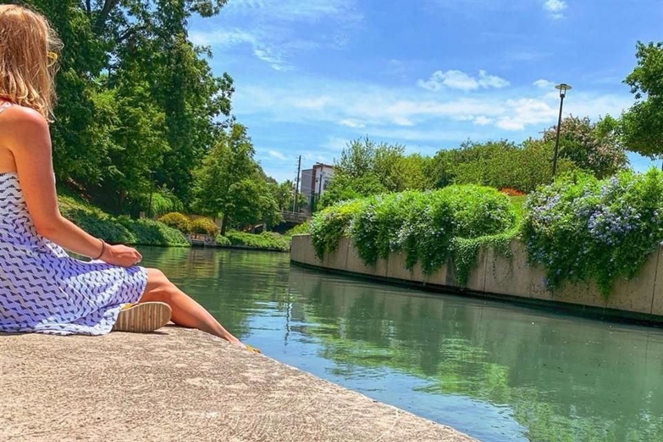 Una de las actividades imprescindibles es pasear por el River Walk, ya sea a pie o en una de las embarcaciones de GO RIO San Antonio.