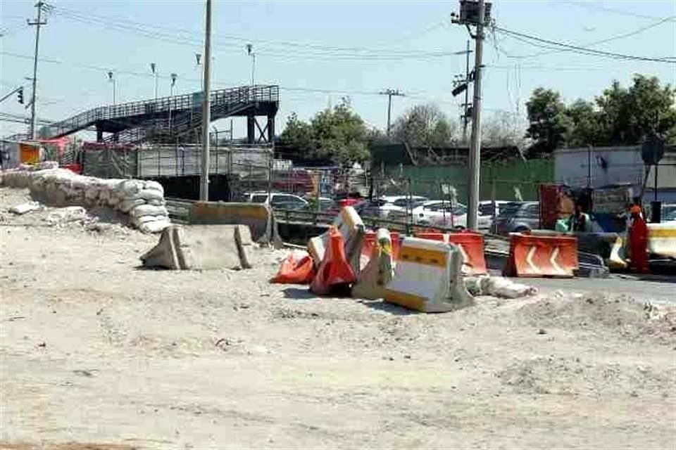 La construcción del tren llega por ahora a la presa Tacubaya, junto a la cual yacen las columnas de lo que será el viaducto elevado con una estructura incompleta.