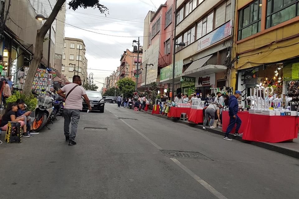 En la Calle Victoria, los comerciantes informales compiten con los locales de iluminación en la venta de lámparas.  