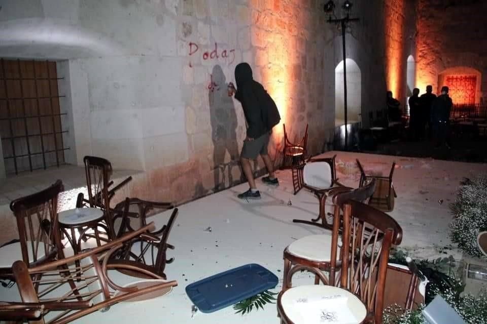 Maestros de CNTE irrumpieron en Jardín Etnobotánico en la Ciudad de Oaxaca e hicieron destrozos.