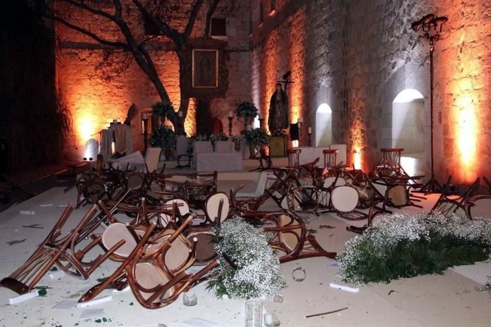 Los docentes irrumpieron e hicieron destrozos y pintas.