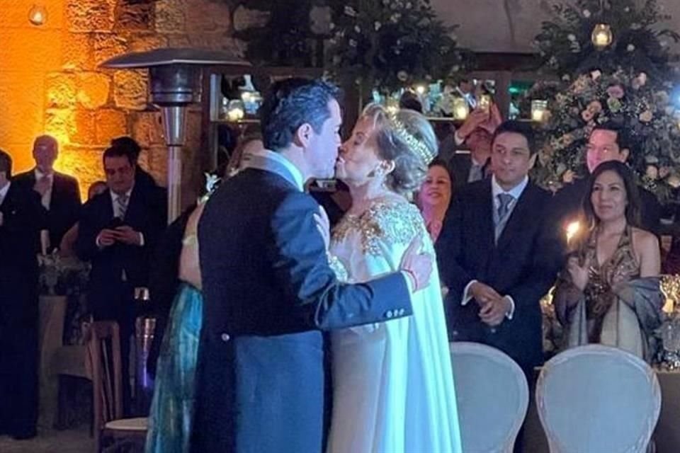 La pareja fue celebrada por los invitados tras la ceremonia religiosa.